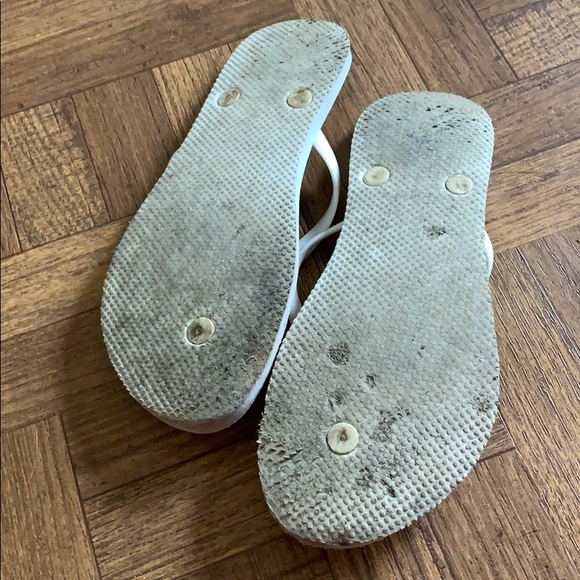 3 for $10 White Old Navy Flip Flops - Picture 2 of 3